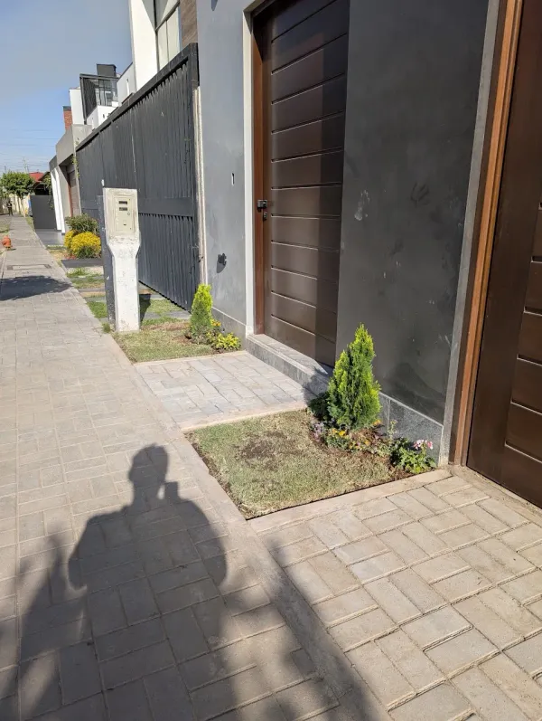 Creación de jardín exterior residencial en Arequipa