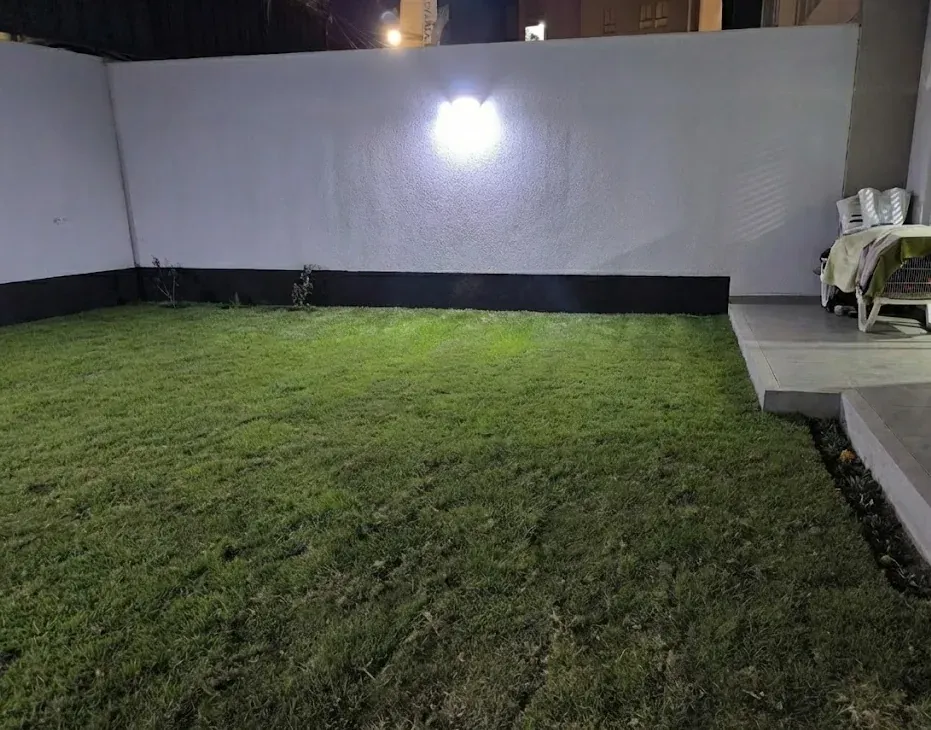 Césped instalado y nivelado en área residencial tipo condominio