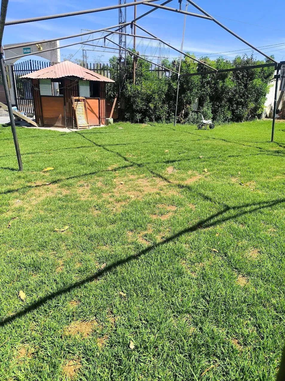 Vista complementaria del área verde recuperada