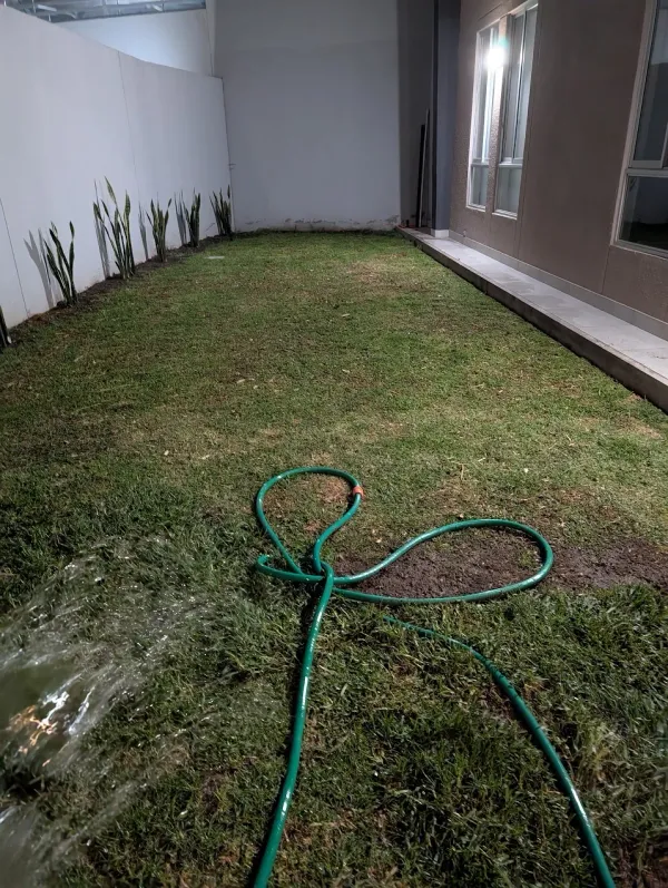 Rediseño de jardín residencial con acabado final en Arequipa
